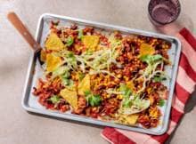 Nacho-ovenschotel? Nee, nacho-traybake! Je hebt geen pannen nodig, alleen de oven. En die doet ook nog eens al het werk. Hup, aan tafel!