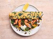 Jamie gelooft in de 5 pijlers van een gebalanceerde maaltijd: groenten, koolhydraten, zuivel, eiwitten en gezonde vetten. Met dit omeletje met gerookte zalm en roggebrood begin je je dag gegarandeerd goed.