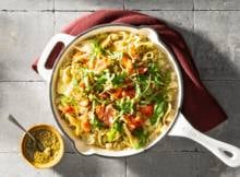 Lasagne in een pan? Dat kan! Dit romige pastagerecht is ideaal voor een doordeweekse avond. Want je hebt m al in 30 minuten op tafel staan.