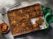 Name a more iconic duo, I'll wait! Chocolade en mandarijn gaan perfect samen. Geef je brownie's dus een herfstige twist met dit recept voor een plaatbrownie met mandarijn. Serveer warm of laat even afkoelen, naar je eigen smaak. 
