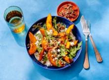Salade in de herfst? Jazeker. Deze variant met geroosterde pompoen, feta en een knapperige baconsalsa brengt de kleuren en de smaken van het seizoen op één bord.