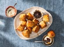 Deze warme pompoen-kaneelscones worden nóg lekkerder met een zoete finishing touch. Door de vanilleroom en zoete appelstroop met kaneel en rozijnen kom je direct in herfstsferen.
