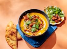 Soep is herfst in een bowl! Met pompoen uit het seizoen zit je altijd goed. Deze pompoensoep wordt extra verrassend met knapperige tempeh on top en naanbrood om lekker in te dippen. Comfort food op z’n best.