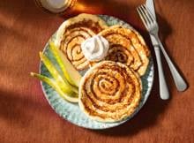 Alles wat je wil op een koude herfstochtend: ontbijten met fluffy pancakes met een pumpkin spice swirl én een toef opgeklopte boter.