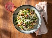 Combineer romige boter met de rijke umamikick van miso en je hebt een krachtige smaakmaker voor je risotto. Deze werkt bijvoorbeeld heerlijk in dit recept met boerenkool en champignons. Kaas mag natuurlijk niet ontbreken.