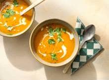 Voor dit kommetje romige paprika-pompoensoep schuiven we maar wat graag aan. Lekker veel groente, kruiden... Ff blenden en met een swirl room on top heb je 'm zo op tafel staan.