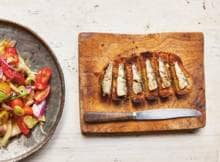 Maak een tasty lunch met sardines op toast en een frisse tomatensalade met venkel, paprika en olijven. Makkelijk en met goede vetten.