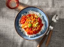 Een supersmakelijke stoof in 30 minuten? Met een pittige tomatensaus als basis en romige stukjes roerei erdoor, ben je dus echt zó klaar. Lekker met rijst of brood om mee te dippen.