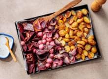 Kleurrijk en makkelijk, deze roze met gele plaat van biet, spekjes en krieltjes! Je maakt 'm in 15 minuten en de oven doet de rest.