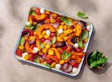 De hele regenboog op een bakplaat: deze traybake met gnocchi, pompoen, tomaatjes en mozzarella heeft het allemaal. Je schuift 'm zo de oven in en uit.