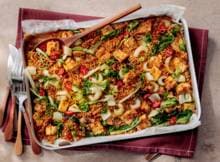 Noedels uit de oven? Ja hoor! Deze traybake met noedels, paksoi en tofu tover je zó de oven in en uit.