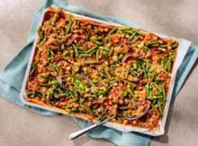 Een bakplaat vol comfortfood, deze traybake met orzo! Samen met sperziebonen en kikkererwten heb je ook nog eens een flinke portie groente binnen.