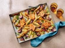 Het zoete van de peer past perfect bij de varkenslapjes, ui, tijm en knolselderij in deze traybake.