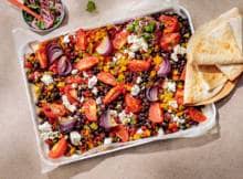Met deze vega traybake ga je aan de slag voor de vulling van je wraps. Lekker veel bonen, tomaat, paprika en kruiden. Extra fijn: de oven doet het werk en jij hebt minimale afwas.