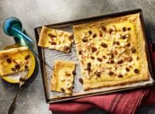 Vla als toetje ouderwets? Nee hoor, deze plaattaart met vanillevla, appel en rozijn bewijst het tegendeel. Een verrassend dessert met vertrouwde smaken. 