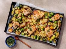 Zalm uit de oven is altijd lekker! Handig en slim: doe meteen je aardappelen en groenten erbij en maak er een traybake van. Dat scheelt weer wat afwas.