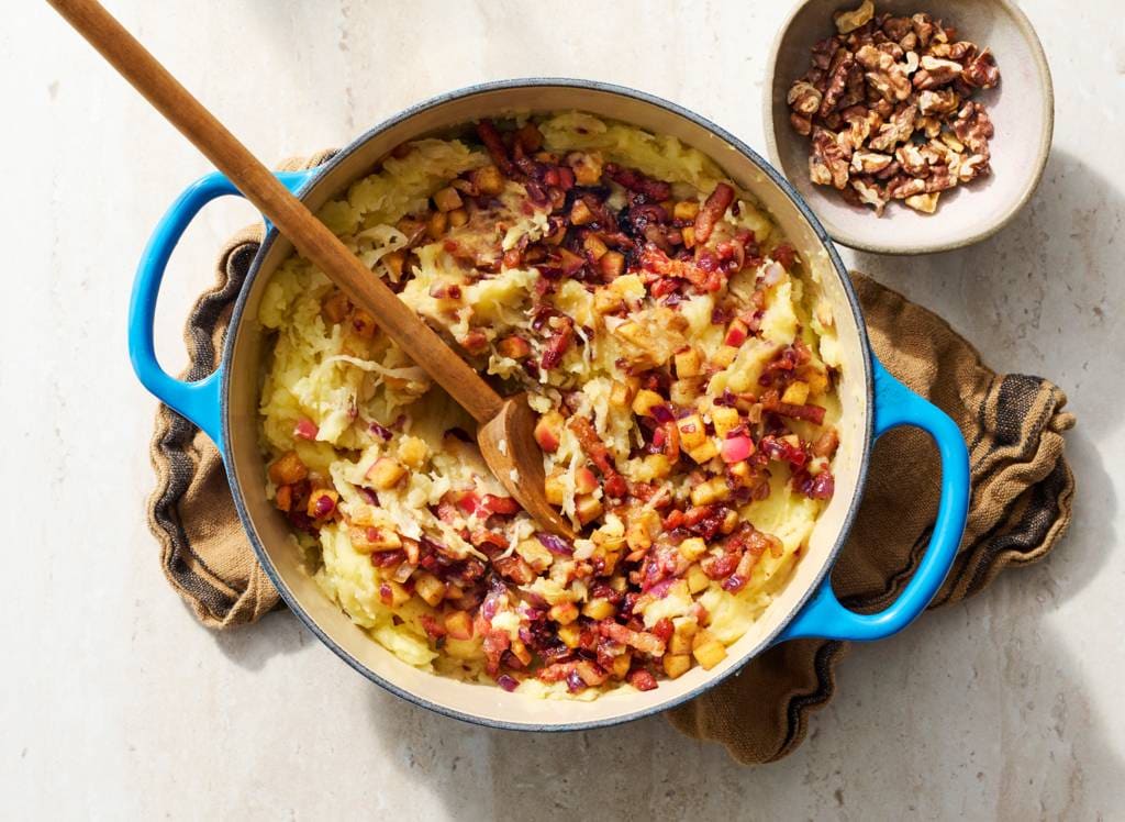 Zuurkoolstamppot met spekjes, appel en walnoot