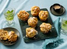 Waarom in de rij staan voor een bun als je ze zelf kunt maken? Met deze kruidige chai knots met zoete chai frosting haal je het koffietentje in huis. En dat zonder de herfstige kou te trotseren.