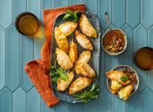 Gek op dumplings én kaas? Vul ze met verschillende kazen en maak de nieuwe favoriete borrelsnack van deze herfst. Serveer met de TikTok-favoriet: crispy chiliolie.