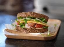 Koken met Old Amsterdam: dit broodje met Old Amsterdam, porchetta, geroosterde tomaat en ansjovis-mayonaise is pure verwennerij. Old Amsterdam is een kaas vol pit en karakter en maakt dit broodje uniek. Van smaakmakers voor levensgenieters. 