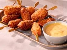 Corndogs? Deze mini's serveer je bij de borrel! Dip ze in de Korean BBQ mayo en geniet.