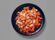 Met dit AH verspakket van Hugo Kennis is het net alsof hij zelf voor je staat te koken! Voor zijn eenpanspasta met pompoen en 'nduja kost het je geen moeite een fijne maaltje op tafel te zetten.