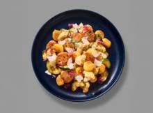 Hugo Kennis bedacht met dit verspakket een super maaltje van gebakken gnocchi met courgette en bloemkool. In een hand omdraai op tafel.