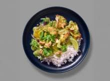 Chef Vanja van der Leeden combineert comfortfood met wereldse smaken in haar verspakketten. Deze kruidige curry is daar een perfect voorbeeld van: spinazie, kokos en kip. Een mix van smaakmakers uit verschillende keukens.
