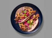 Vanja van der Leeden laat zien hoe lekker vega kan zijn met dit verspakket. Tortilla’s gevuld met oesterzwam, zwarte bonen, avocado en chipotlemayonaise zorgen voor een smaakvolle en snelle maaltijd.