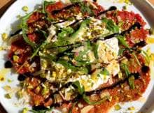 Wanneer carpaccio en vijgenseizoen samenkomen. Deze smashed-vijgencarpaccio wil je! 