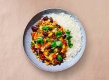 Comfort food met een Mexicaanse twist. Deze bonenstoof is alles wat je nodig hebt op een drukke dag: kruidig, voedzaam en snel klaar. Serveer met rijst en je hebt binnen 30 minuten een verwarmend hoofdgerecht op tafel.