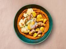 Krokante gnocchi, malse kip en geroosterde bloemkool uit de airfryer, geserveerd met romige pompoen-saliesaus. Makkelijk, snel én bomvol smaak, dit is comfort food waar je doordeweeks blij van wordt.