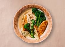 Op zoek naar een verwarmende maaltijd? Deze gyoza-soep met verse ramen, gegrilde bimi en malse kipgyoza brengt Aziatische smaken naar je eigen keuken. Een smaakvol en voedzaam hoofdgerecht dat binnen 30 minuten op tafel staat.