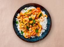 Gek op gemak? Deze wok met garnalen, cashews en worteltjes staat in 15 minuten op tafel.