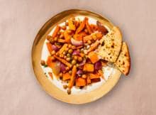 Gek op gemak? Comfortfood in een kom: zachte pompoen, krokante kikkererwten en romige yoghurt met naan om te dippen.