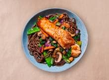 Op zoek naar een snelle, smaakvolle maaltijd? Deze zalm teriyaki met verse sobanoedels en knapperige groenten staat in 15 minuten op tafel!