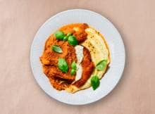 Schnitzel met aardappelpuree en tomaten-oreganosaus? Ja hoor! Dit romige comfort food met gesmolten mozzarella maak je eenvoudig op een doordeweekse avond. 