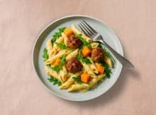 Vanavond pasta? Maak het jezelf gemakkelijk en ga aan de slag met de romige penne met gehaktballetjes, pompoen en rucola. En heel veel kaas.