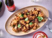 Koken met ABC: Sticky bloemkoolroosjes met een glaze van ABC Sweet Soy Sauce (Kecap Manis), gember en knoﬂook. Geserveerd met een frisse kokosyoghurtdip met limoen, (pittige) chilisaus en een topping van koriander en limoenrasp.