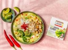Koken met Fairtrade Original: Mmm, groene currysoep. En wat voor één! De soep is mildpittig en mega romig. Met tasty tofu en de bite van verse groenten. En noedels niet te vergeten. We garanderen je: een dampende kop van deze soep wordt sowieso genieten. 