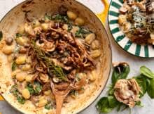 De herfst en paddenstoelen gaan hand in hand. Geniet van de herfst met deze romige gnocchi met spinazie en milde smaakmaker zwarte knoflook. 