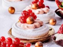 Pavlova met frambozenmousse en gouden parels