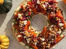 Wintergroenten zoals bospeen en pompoen zijn het perfecte bijgerecht voor op een volgedekte tafel! En in deze kransvorm helemaal een feestje.