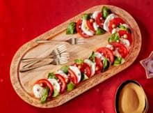 Caprese zoals je ’m kent, maar dan helemaal kerstig in candy cane-vorm.