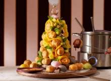 Chocoladefondue met mochi-ijs en soesjes