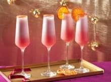 Feestelijk en zó klaar, deze spoom met zoet-zuur cranberrysap. Verfrist en neutraliseert de smaakpapillen. Zo ben je helemaal klaar voor de volgende gang van je kerstdiner.