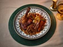 Deze langzaam gegaarde eend in rijke rodewijnsaus met romige linzen en een crunchy rozemarijn-parmezaancracker. zit boordevol smaak en textuur. Da's pas een moderne invulling van je kerstmenu.