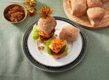 Hoe je met mini-burgers en mini-broodjes een maximaal effect bereikt? Zet verrassend lekkere toppings klaar en gourmetten maar! En nog kerstproof ook.