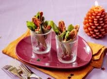 Zoete vijgen en zoute geitenkaas vullen knapperige hoorntjes tot een smaakvol hapje. Ideaal om op tafel te zetten bij het aperitief of als start van een feestelijke borrel.