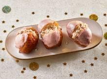 Deze kersen-oliebollen geven een speelse knipoog naar de tompouce: zacht, zoet en gevuld met frisse kersensmaak. Een vrolijk nagerecht dat barst van kleur en precies dat extra's geeft aan je oliebollenplateau.